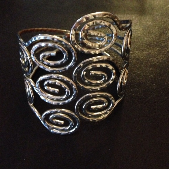 Slivery clasp bracelet