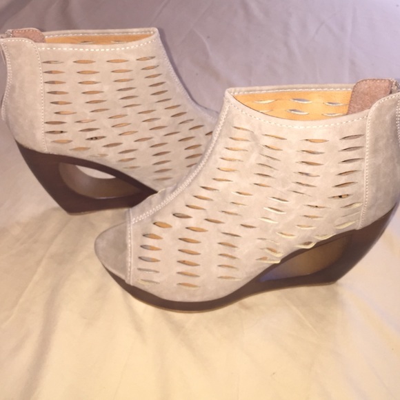 Beige wood wedge shoe