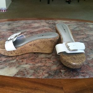 Wood looking pump white