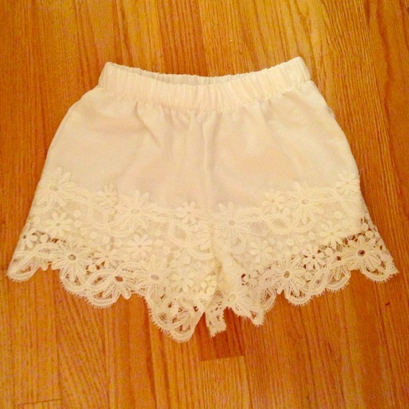 Elastic Waist Lace White Shorts
