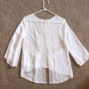 Flowy White 3 quart length sleeved shirt