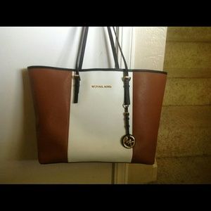 ❤️SOLD❤️ MK Jet Set Tote