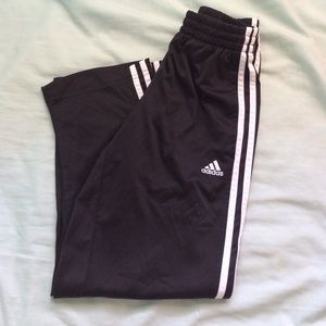 ✖️SOLD✖️Cropped Adidas work out pants!
