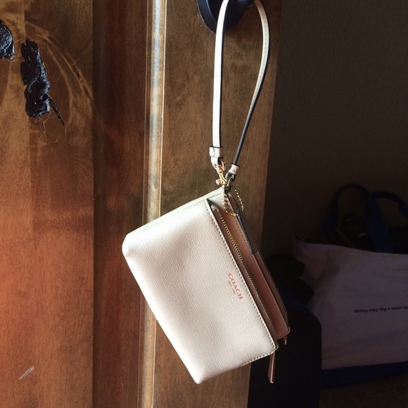 NWOT Coach light cream / tan wristlet / clutch