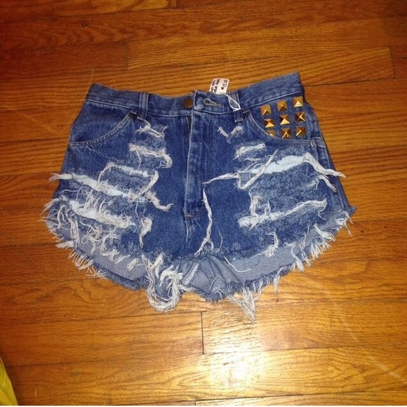 Studded Distressed High Waist Shorts 🌹