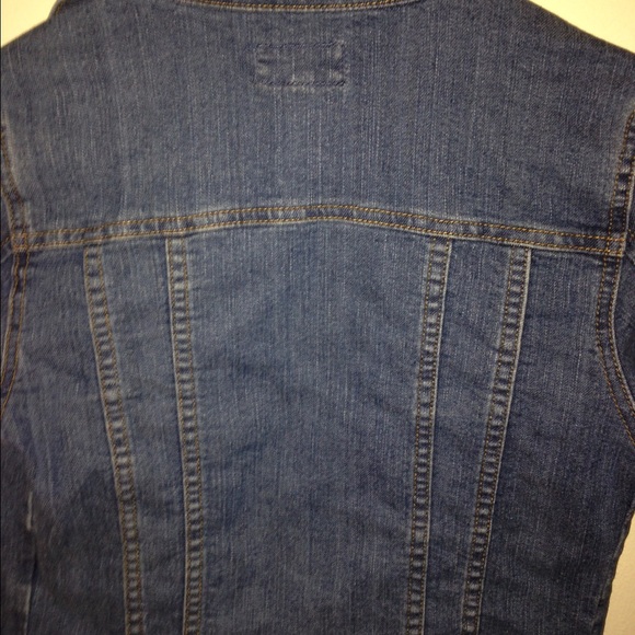 Super Cute Cropped Jean Jacket - Picture 3 of 3