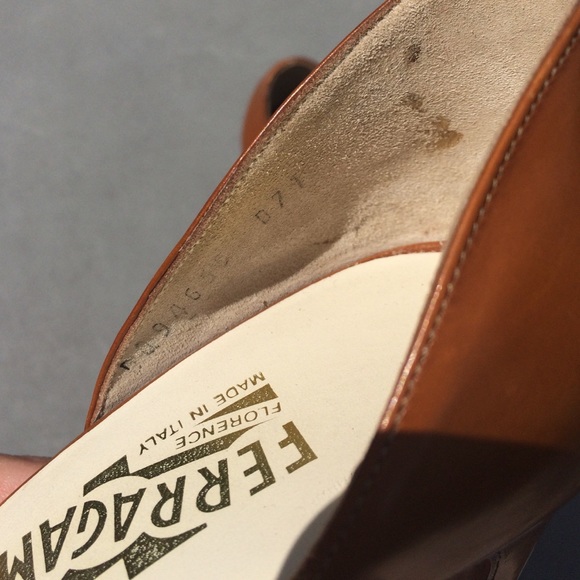 BUNDLED Ferragamo leather heels - Picture 4 of 4