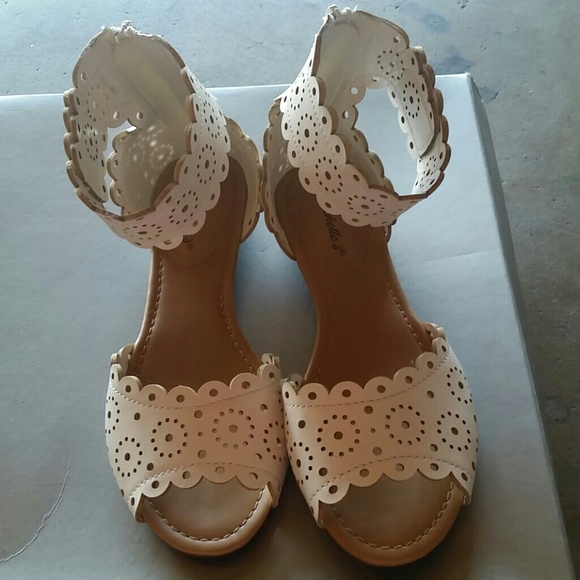 Used white sandals. Worn twice but still good - Picture 2 of 2
