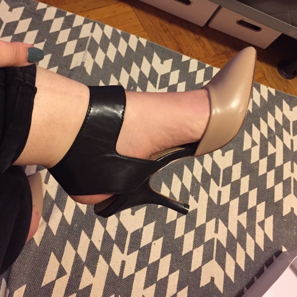 💙 SOLD 💙 Black/beige heels - Picture 2 of 2