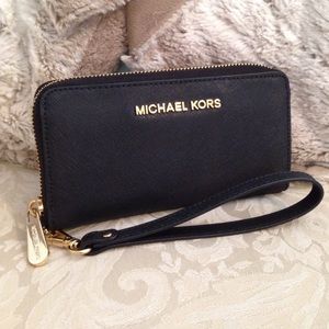 Michael Kors Jet Set Tech iPhone Wallet & Wristlet
