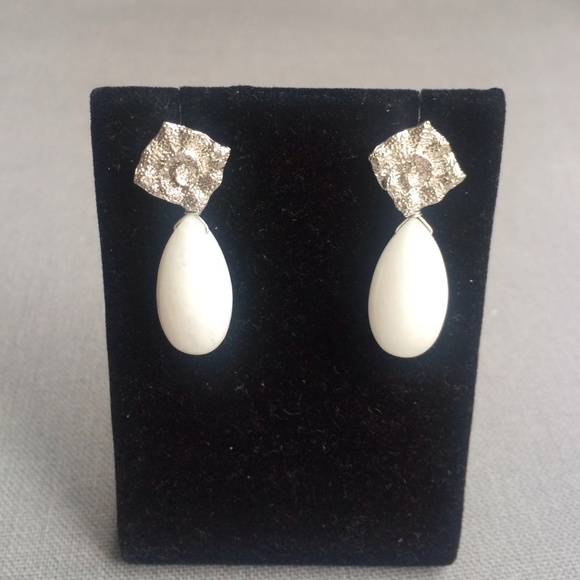 White onyx polished teardrop silver earrings