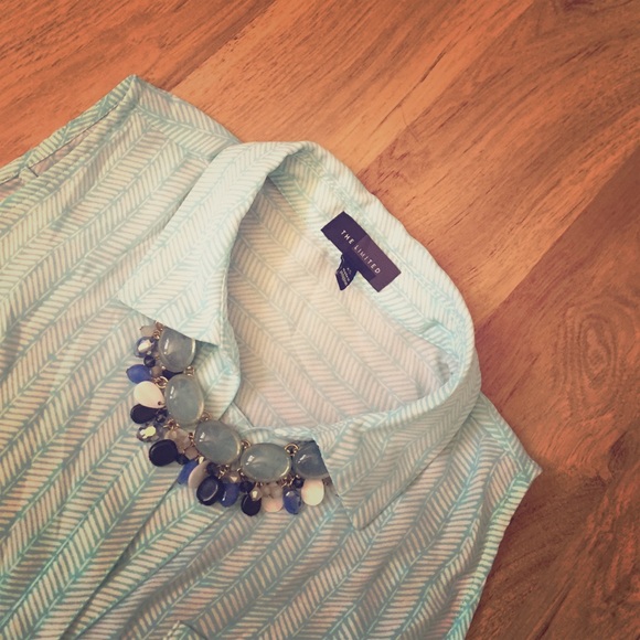 The Limited Tops - Cute sleeveless button up 🍐🍐