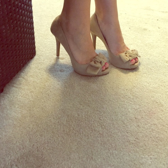 Fioini heels with bow.