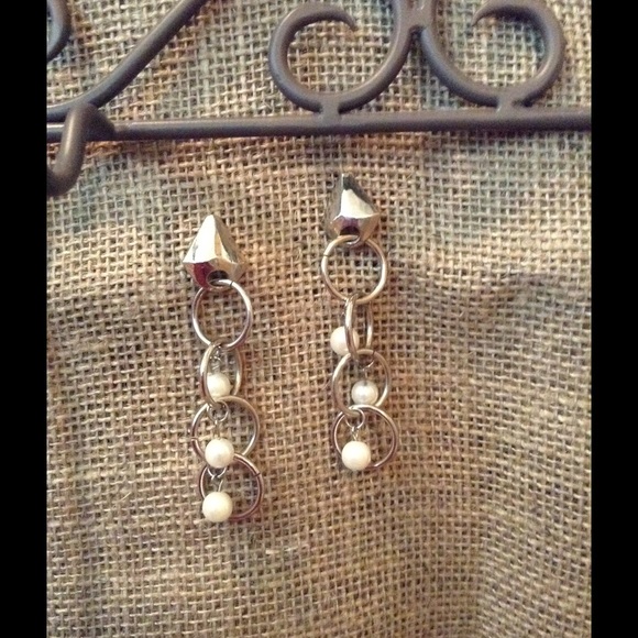 Free w/bundle *** Silver & pearl like earrings