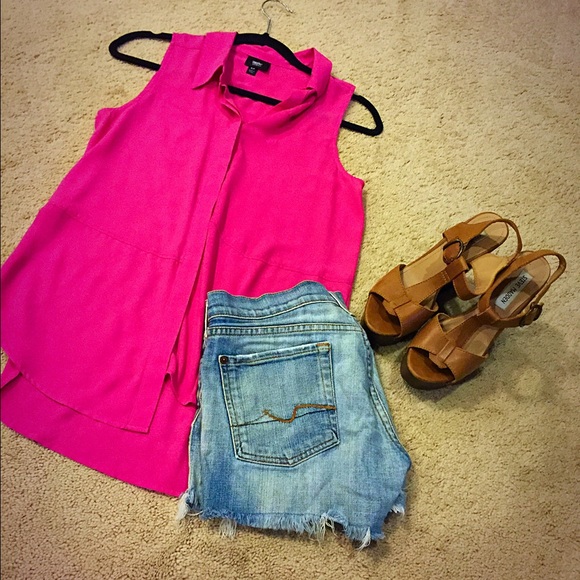 Pink sleeveless button down top.