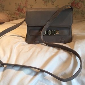 NEW W/O TAGS! Steve Madden grey cross body bag