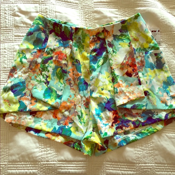 Floral shorts - Picture 1 of 4