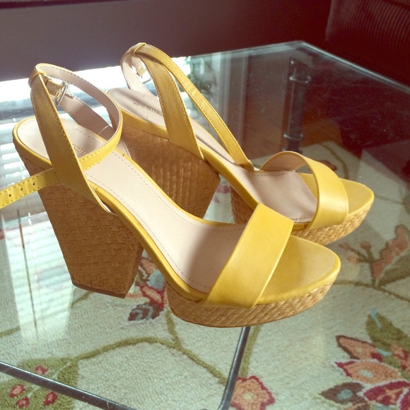 Yellow strap wedges NWT