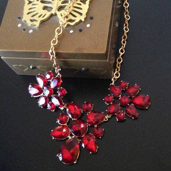 Red stone statement necklace - Picture 2 of 3