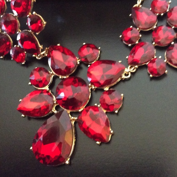 Red stone statement necklace - Picture 3 of 3