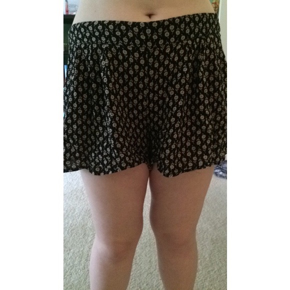 Kohls Pants - Black and Tan flowy pattern shorts