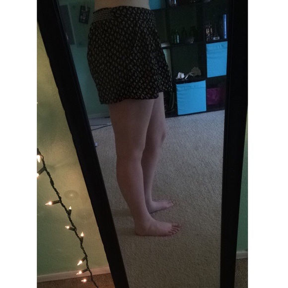 Black and Tan flowy pattern shorts - Picture 2 of 2