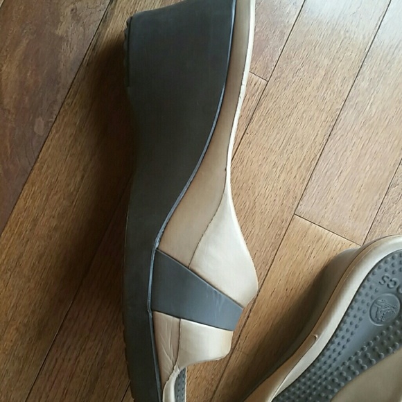 Brown bronze crocs. 9. worn once. LN - Picture 3 of 4