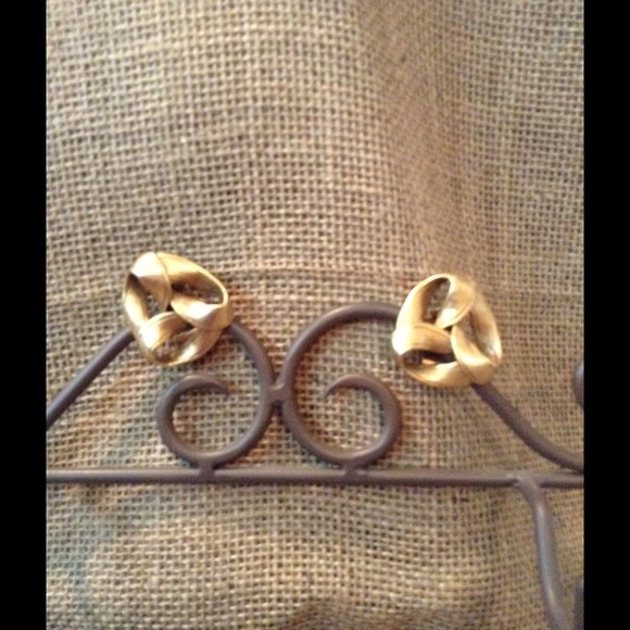 Free w/ bundle *** Cute gold tone clip on earrings