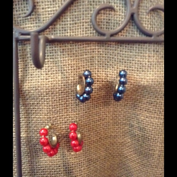 Free with bundle 🎉 Red and blue pierced earring set