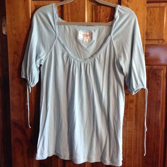 An American Eagle crop sleeve top