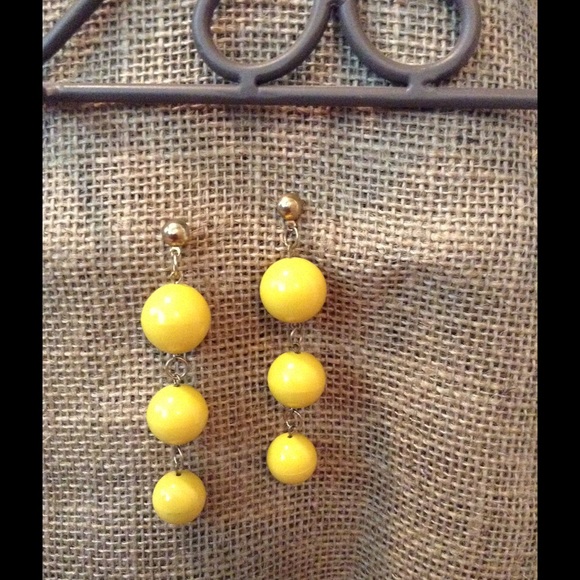 Free with bundle 🎉 Yellow pierced earrings