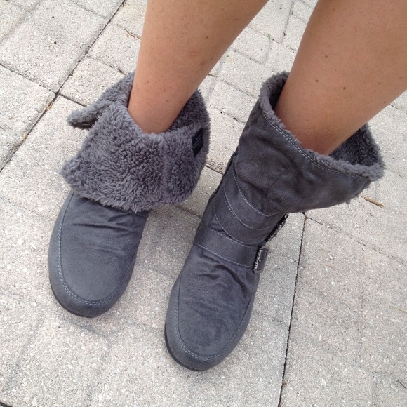 Size 8.5 gray Roxy fleece lined slouched boots.