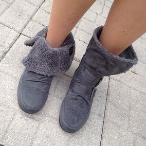 Size 8.5 gray Roxy fleece lined slouched boots.
