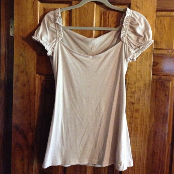 A short sleeve shirt