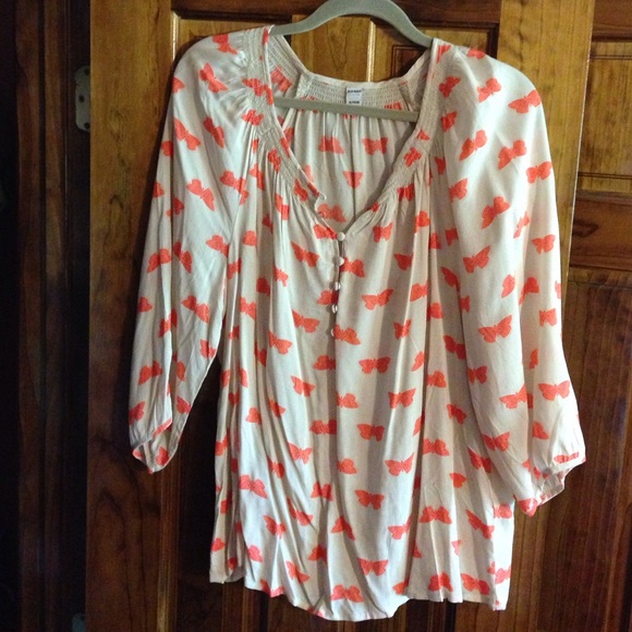 A loose quarter sleeve shirt
