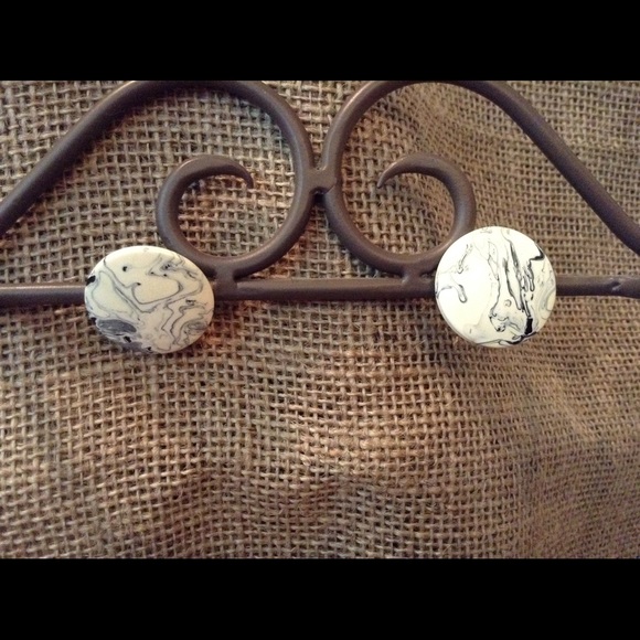Free with bundle 🎉 Marble look clip on earrings