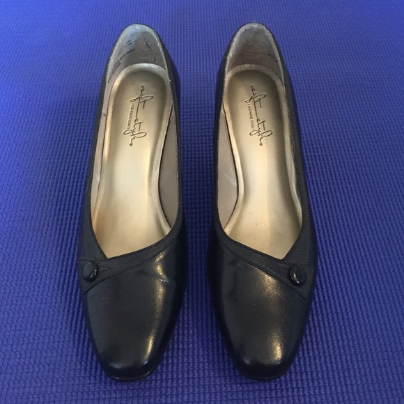 Low black pumps