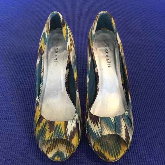 👠REDUCED Yellow blue brown pumps with open toe