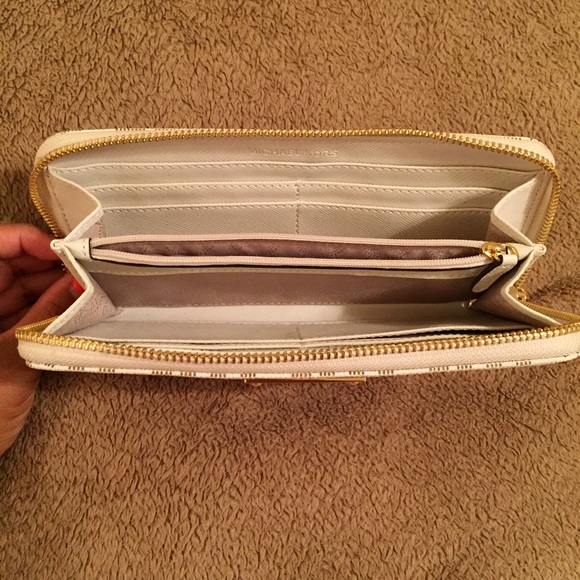 Authentic Michael Kors Wallet - Picture 3 of 4