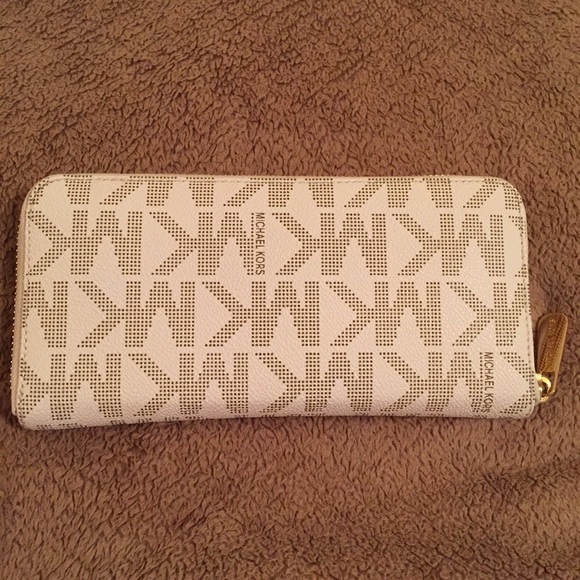 Authentic Michael Kors Wallet - Picture 4 of 4