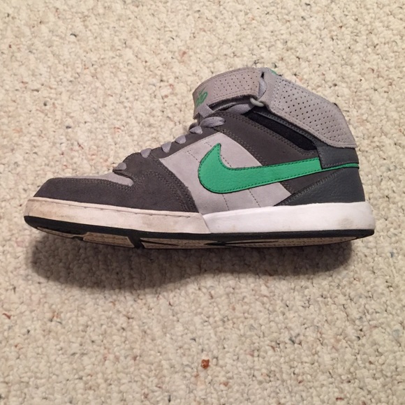 Nike 6.0 size 10 green/gray