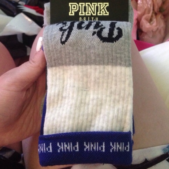 2pairs of socks