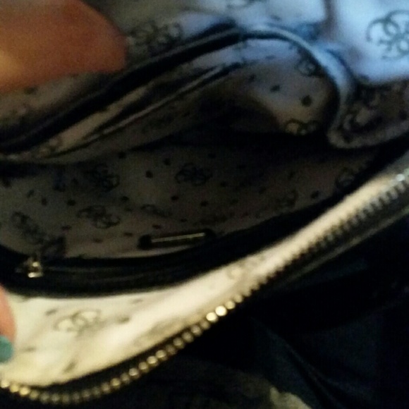 Guess crossbody bag - Picture 2 of 3
