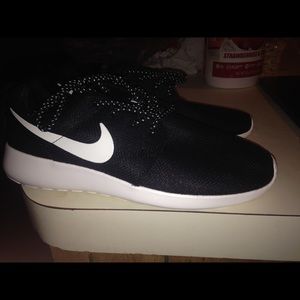 Mens Nike roshes size 12(fits tight)