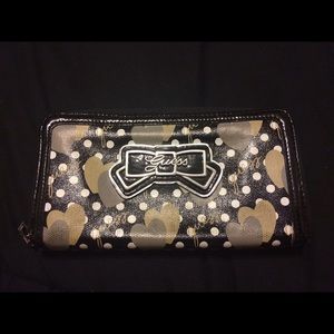 Guess zip around wallets