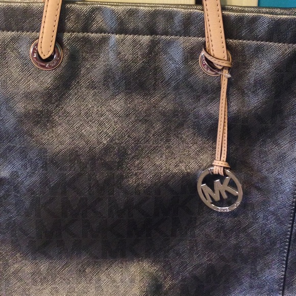 ❌SOLD❌Michael Kors Jet Set Bronze Tote Bag - Picture 2 of 4