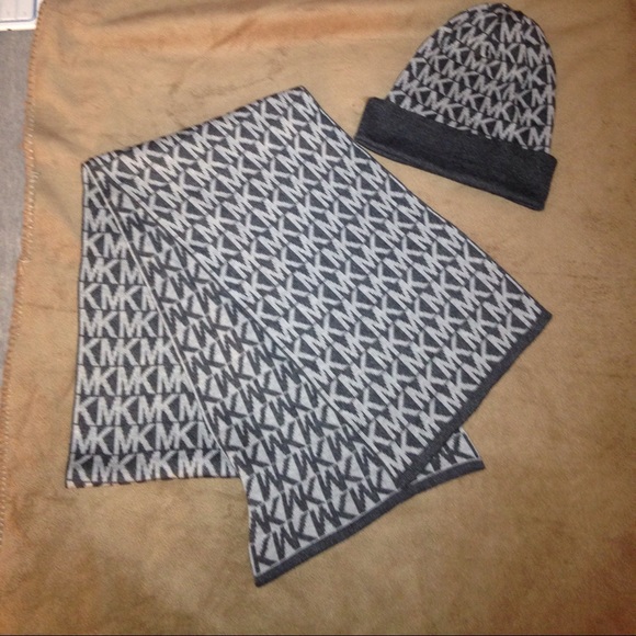 MK Scarf Set