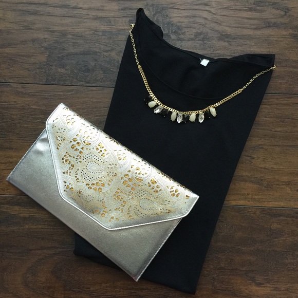 🌸 NWOT Silver patterned clutch 🍄