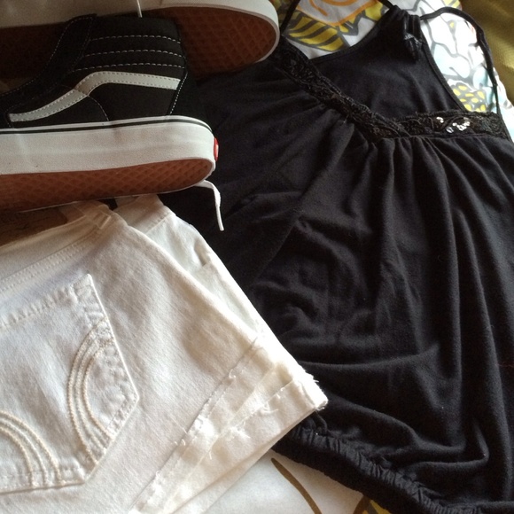 Super cute black top !!only $4🚨🚨🚨🚨