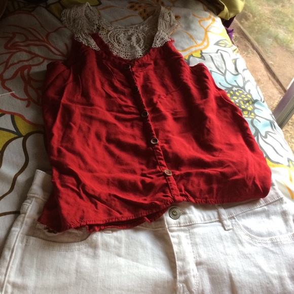Cute red top!!!🚨 - Picture 1 of 4